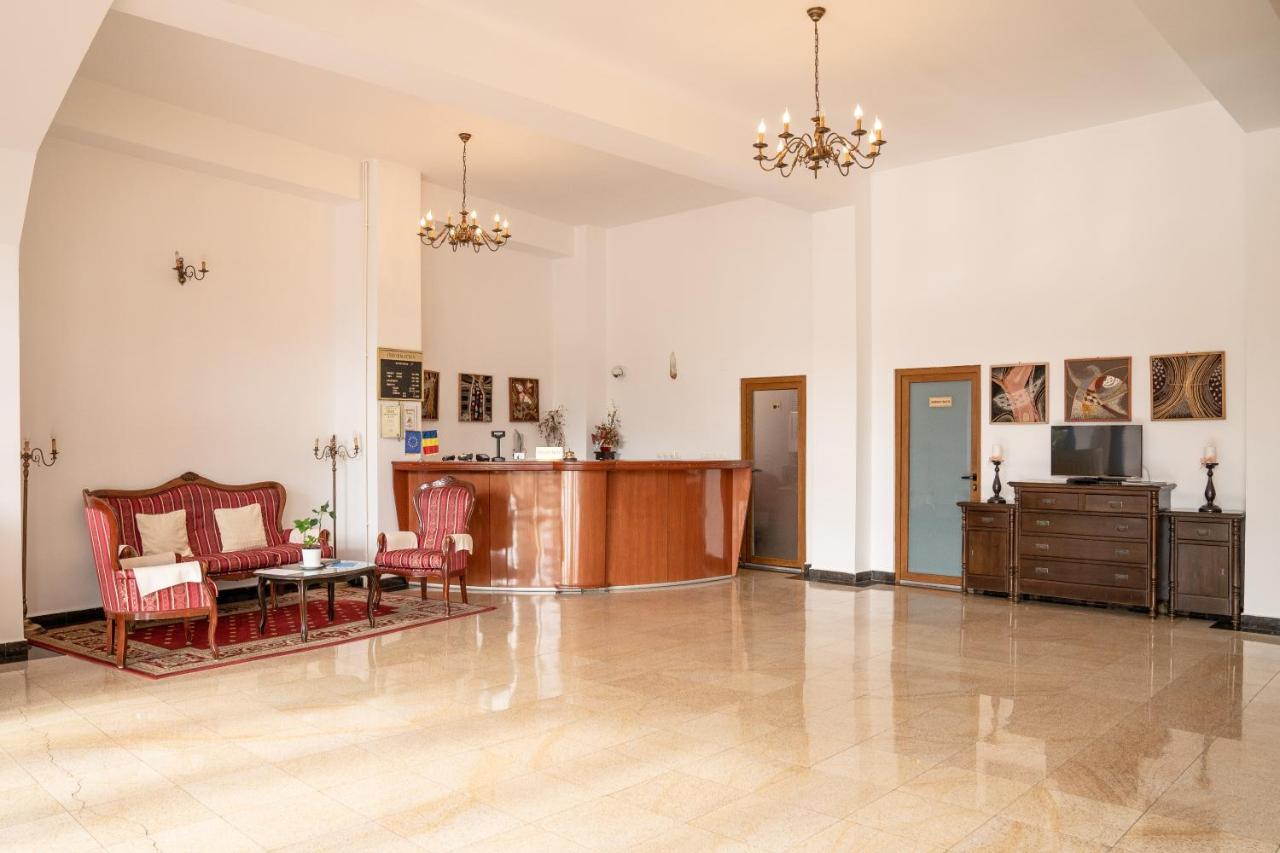 Hotel Mcpietroasa Hales Buitenkant foto