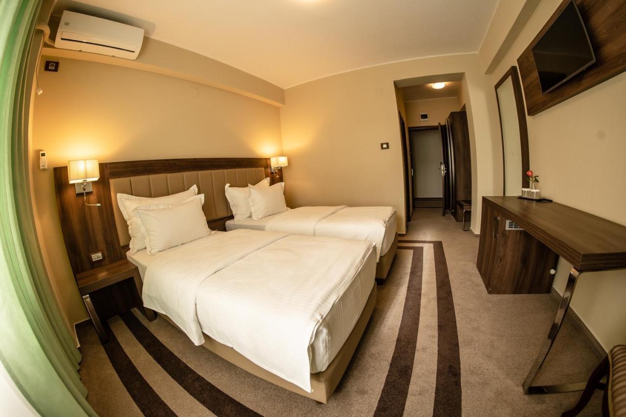 Hotel Mcpietroasa Hales Buitenkant foto
