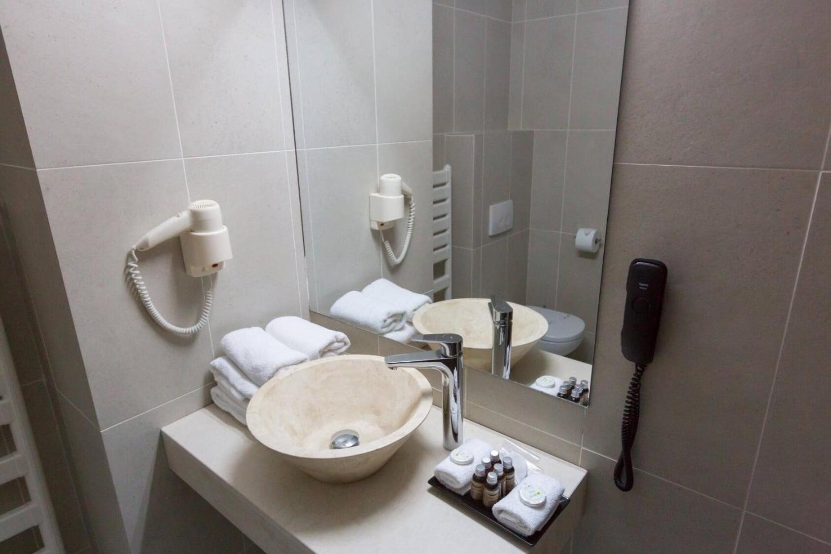 Hotel Mcpietroasa Hales Buitenkant foto