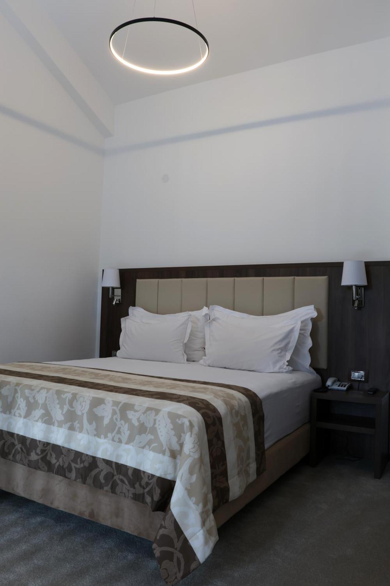 Hotel Mcpietroasa Hales Buitenkant foto